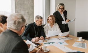 réunion de collaborateurs pour discuter de l'externalisation e la paie